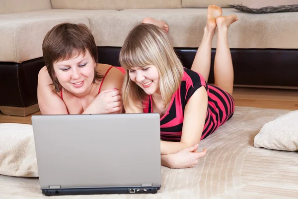 Glada kvinnor med laptop i hem — Stockfoto