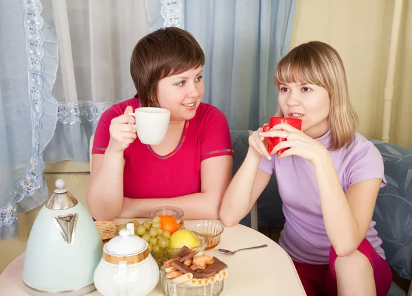 Meninas bebem chá e conversam — Fotografia de Stock