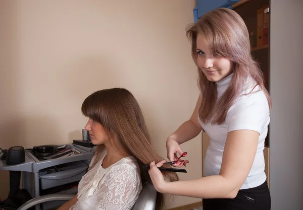 Hair stylist working with girl — Stock Photo, Image