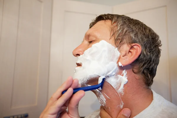 Homem de barbear com navalha — Fotografia de Stock
