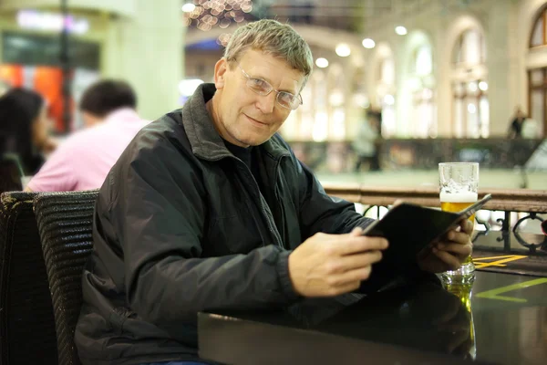 Reifer Mann liest Speisekarte — Stockfoto
