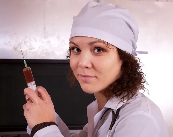 Sjuksköterska med spruta i klinik — Stockfoto