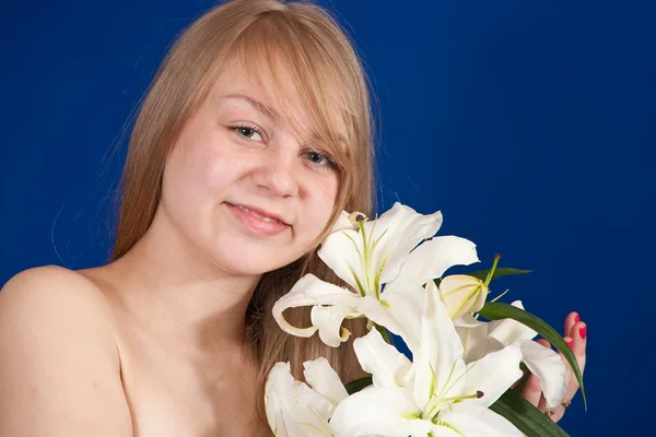 Дівчина з білими квітами лілії — стокове фото