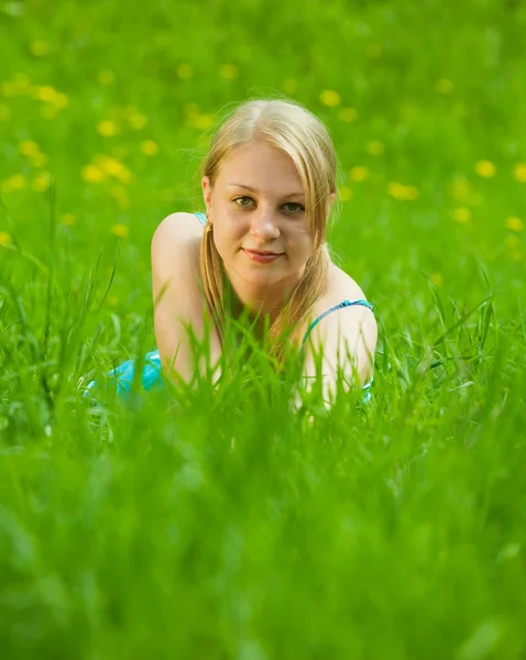 Girl lying from meadow — Stock Photo, Image