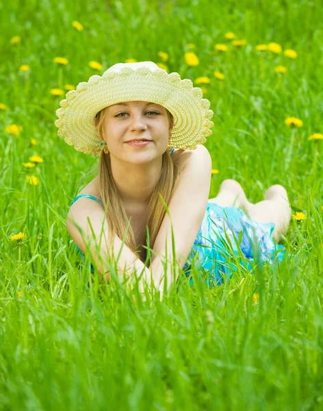 초원에 모자에 있는 여자 — 스톡 사진