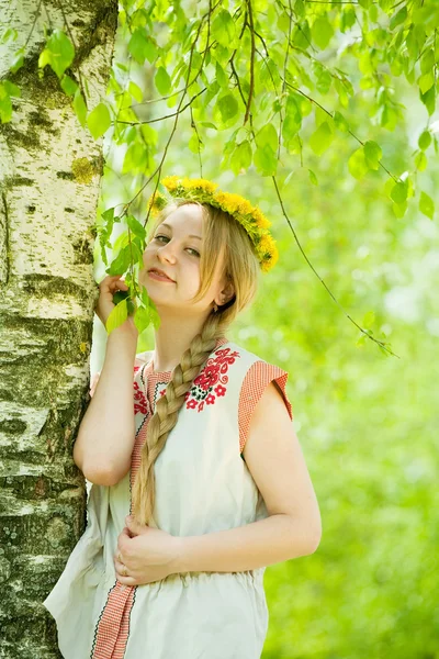 Dívka v tradičním oblečení — Stock fotografie