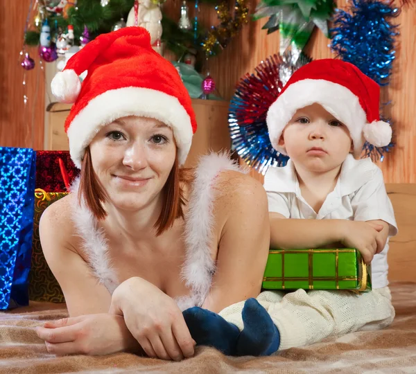 Anne ve küçük oğlu ile Noel hediyeleri — Stok fotoğraf