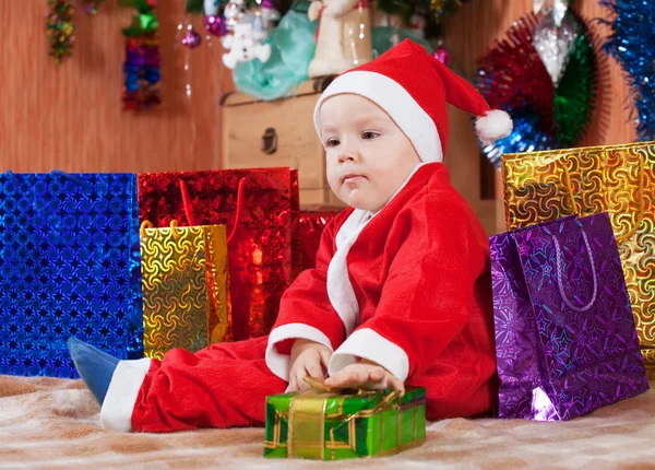 Chłopiec ubrany jak Święty Mikołaj — Zdjęcie stockowe