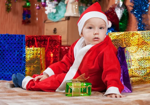 Junge wie Weihnachtsmann gekleidet — Stockfoto