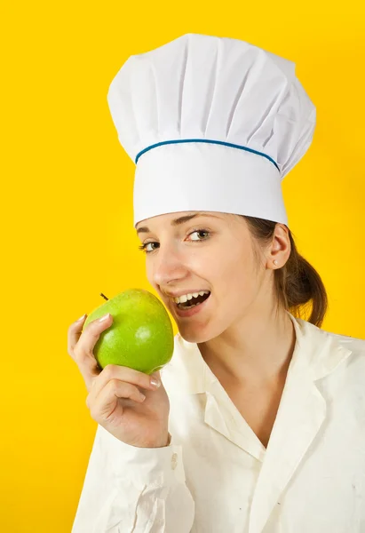 Yeşil elma tutan yemek — Stok fotoğraf