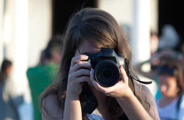 Vrouwelijke fotograaf met fotocamera — Stockfoto