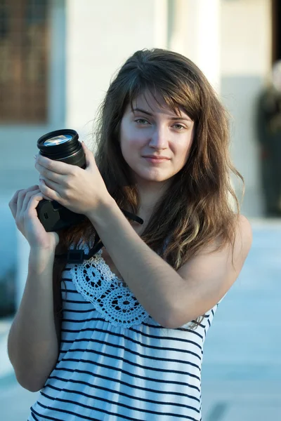 与 photocamera 的女摄影师 — 图库照片
