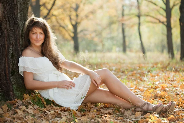 Mädchen im weißen Kleid im Herbstpark — Stockfoto