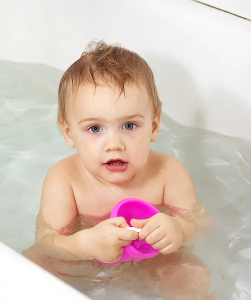 Toddler bathing in bathtub — Stock Photo, Image