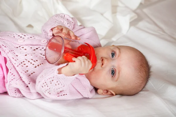 stock image Baby of 5 months witn baby bottle