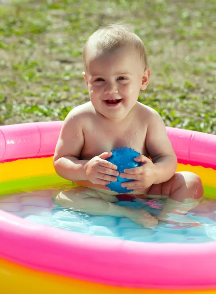 Glückliches Baby schwimmt im Pool — Stockfoto