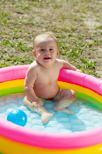 Baby svømning i oppustelig pool - Stock-foto