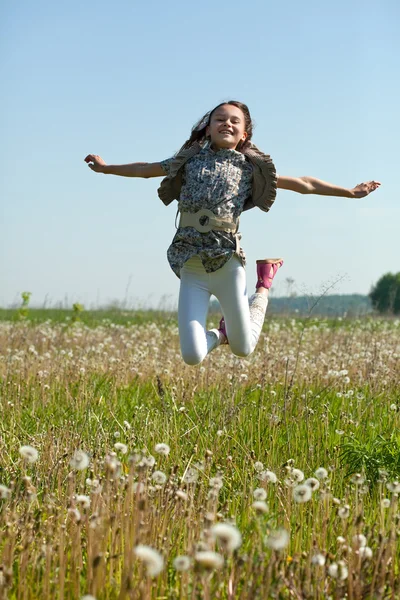 Springen tiener meisje — Stockfoto