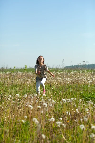 Teenager girl running at meadow — Stock Photo, Image
