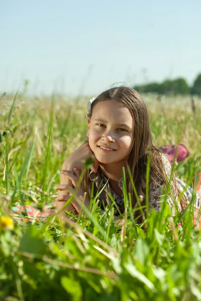 Chica adolescente acostada en el prado —  Fotos de Stock