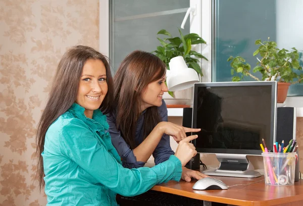 Dos mujeres usando la computadora — Foto de Stock