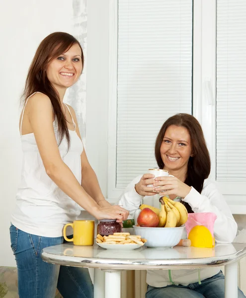 Las mujeres tienen té en la cocina —  Fotos de Stock