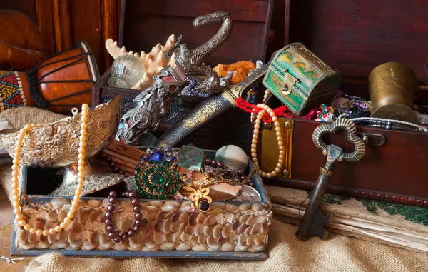 Cofres del tesoro con joyas vintage — Foto de Stock