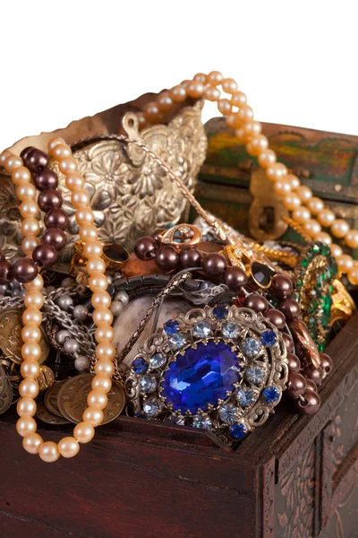 Cofre del tesoro con joyas —  Fotos de Stock