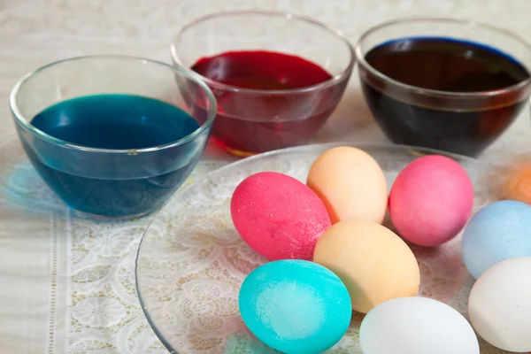 Kleuren van eieren voor Pasen vakantie — Stockfoto