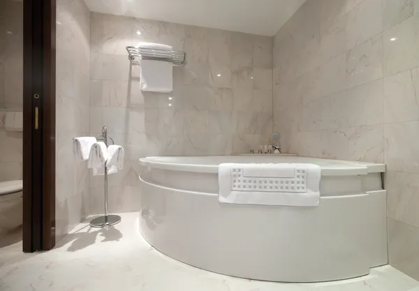 Ванная комната с угловой ванной — стоковое фото