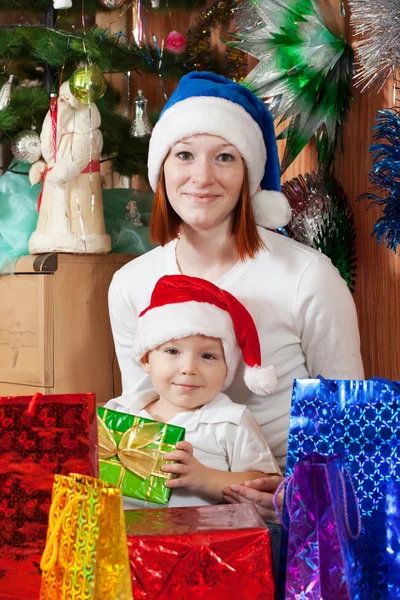 Glückliche Familie feiert Weihnachten Stockbild