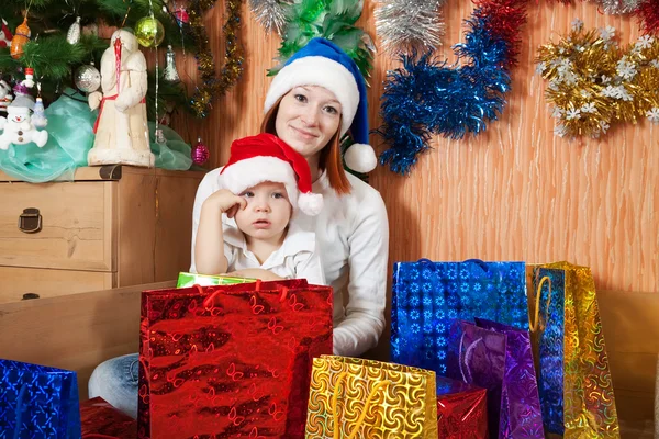 Mutter und Sohn mit Weihnachtsgeschenken Stockbild