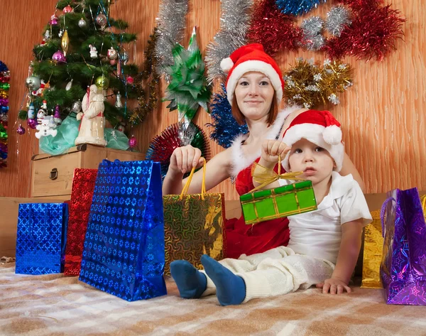 Anne ve küçük oğlu ile Noel hediyeleri Stok Fotoğraf