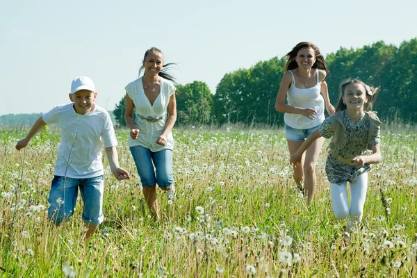 Amigos correndo no prado — Fotografia de Stock