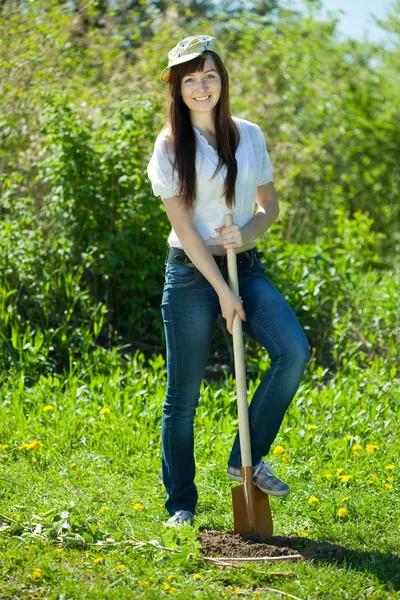 Женщина садоводства с лопатой в саду — стоковое фото