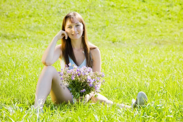 Girl rests in grass — Stock Photo, Image