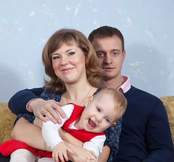 Gelukkige ouders met kinderen in huis — Stockfoto