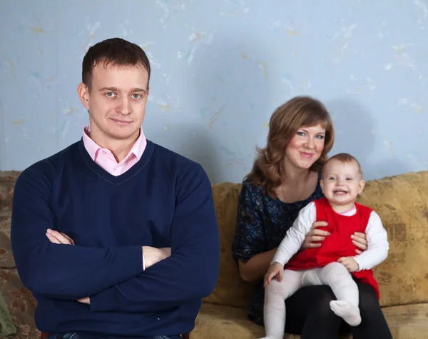 Gelukkige ouders met kinderen in huis — Stockfoto