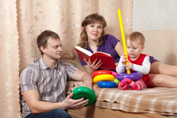 Ouders met kinderen in huis — Stockfoto