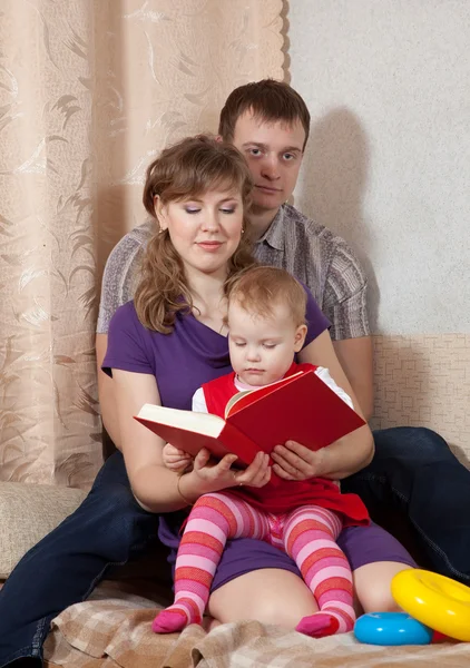 Rodina s knihou doma — Stock fotografie
