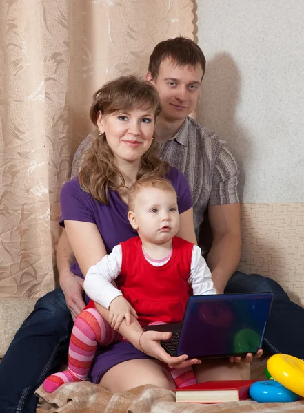 Evde ailesiyle laptop — Stok fotoğraf