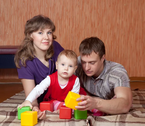 Rodiče s dítětem v domácnosti — Stock fotografie