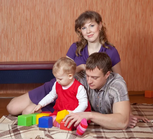 Lyckliga föräldrar med barn — Stockfoto