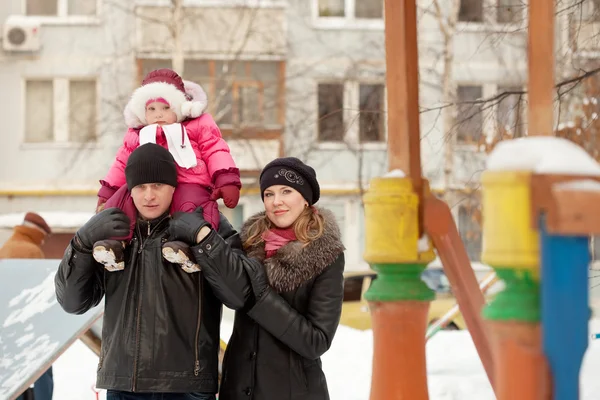 Genitori con bambino in inverno — Foto Stock