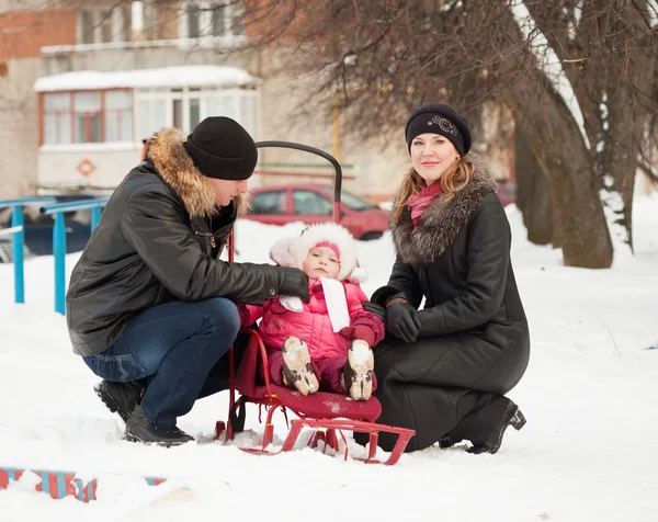 Parents with toddler on sled — Stock Photo, Image