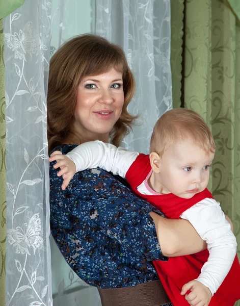 Matka s dítětem v domácnosti — Stock fotografie