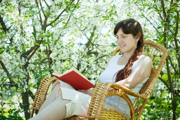 Menina no jardim florescente primavera — Fotografia de Stock