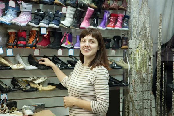 Žena si vybírá boty — Stock fotografie