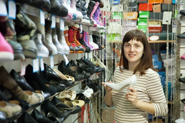 Woman chooses shoes — Stock Photo, Image