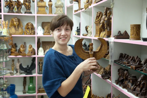 Donna in negozio di souvenir egiziani — Foto Stock